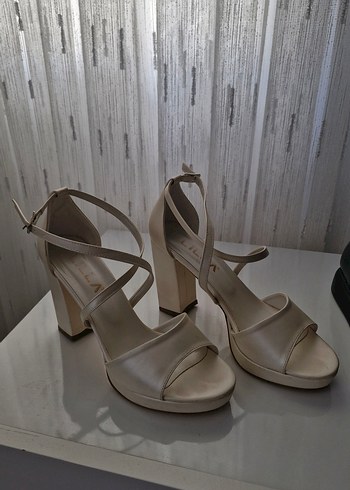 Beyaz Tokalı Platform Topuklu Kadın Abiye Ayakkabı - Görsel 7