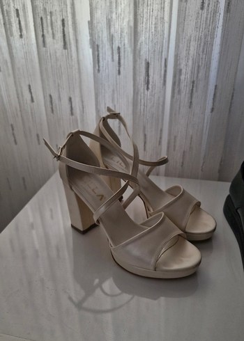 Beyaz Tokalı Platform Topuklu Kadın Abiye Ayakkabı - Görsel 8