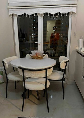 Modern Beyaz Yuvarlak Masa ve Gri Sandalyeler - Görsel 2