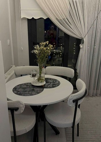 Modern Beyaz Yuvarlak Masa ve Gri Sandalyeler - Görsel 3