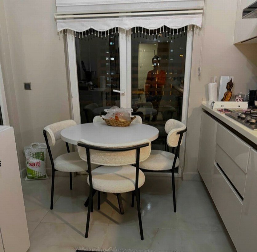 Modern Beyaz Yuvarlak Masa ve Gri Sandalyeler - Görsel 2