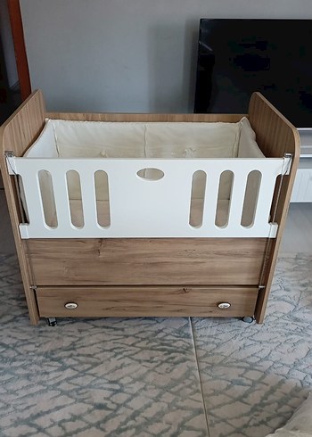 ahşap anne yanı bebek beşiği