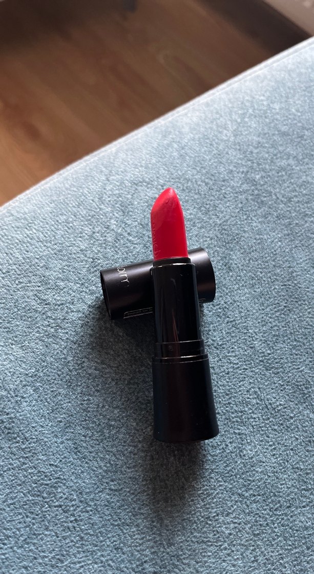 Oriflame Siyah kutuda kırmızı ruj - Görsel 3