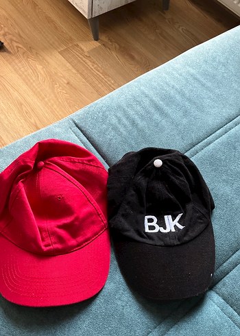 Koyu Kırmızı ve bjk yazılı şapka