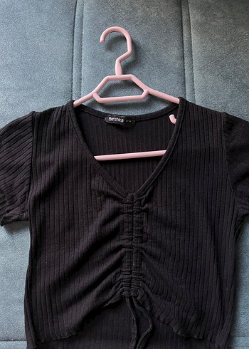 Bershka V Yaka Siyah Pilili Kısa Kollu Crop Top