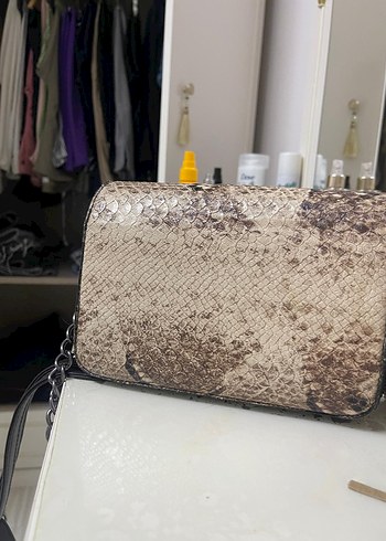 Zara Zincir Detaylı Yılan Derisi Desenli Kahverengi Deri Çanta