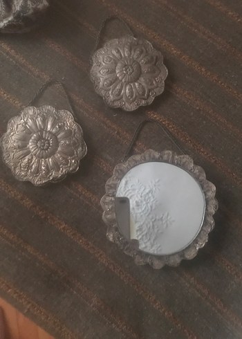 Bej ve Gri Dekoratif Çiçek Desenli Aynalar