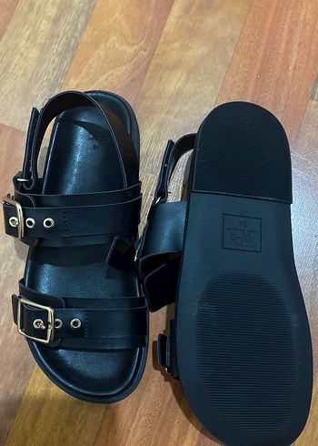 Zara Kadın Siyah Deri Tokalı Blok Topuklu Sandalet