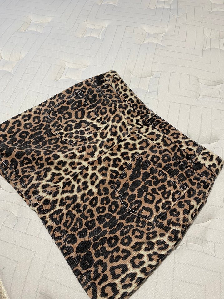 Düğmeli Leopar Desenli Mini Etek - Görsel 3