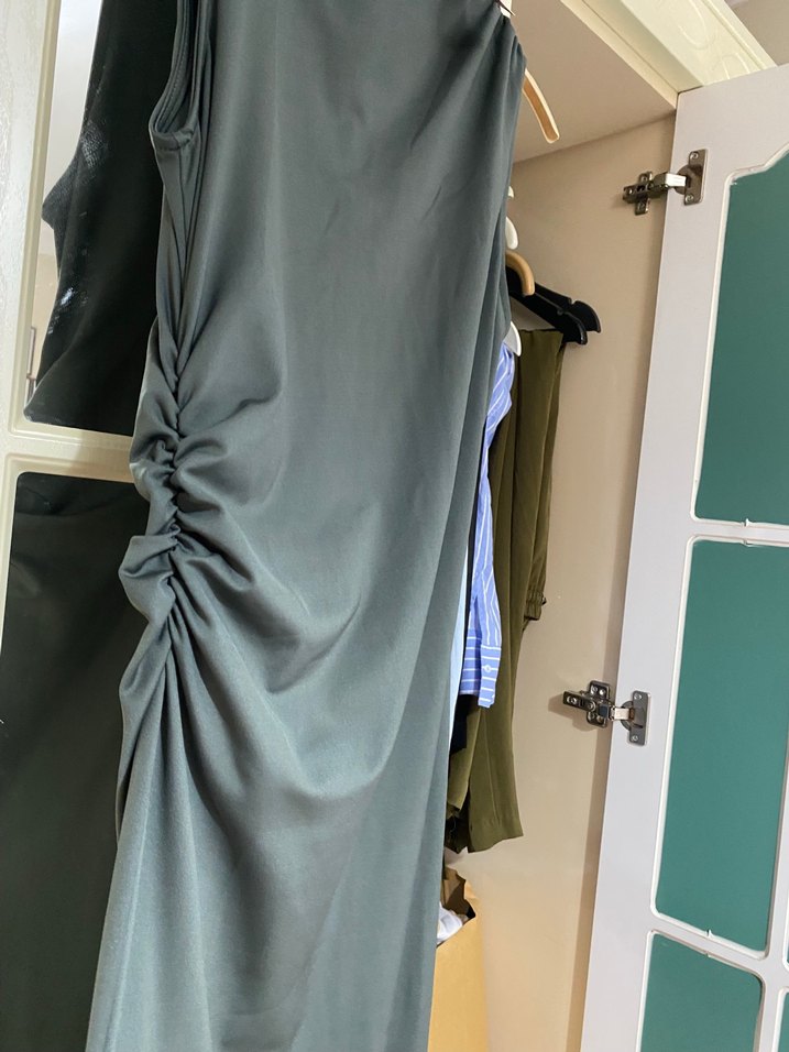 Gri Drapeli Uzun Kolsuz Elbise - Görsel 4