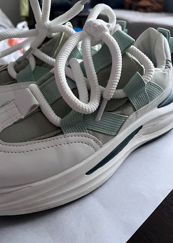 Beyaz Elastik Bağcıklı Spor Ayakkabı - Görsel 2