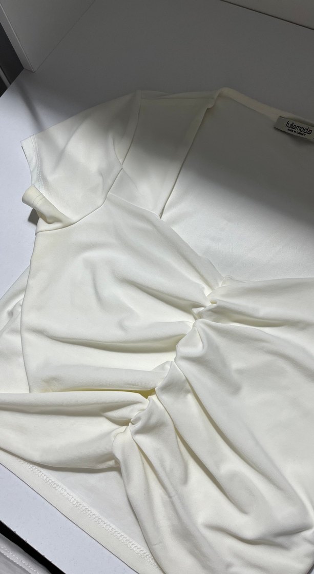 Beyaz V Yakalı Kadın crop - Görsel 2