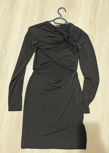 Beyaz Butik Drapeli Siyah Uzun kollu elbise iç göstermez dekolteli
