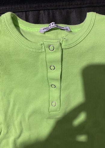 Düğmeli Kısa Kollu Yeşil Tişört - Görsel 2