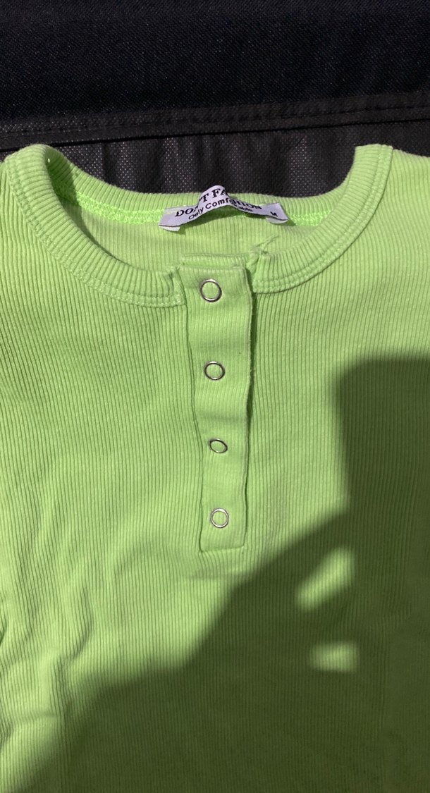 Düğmeli Kısa Kollu Yeşil Tişört - Görsel 2