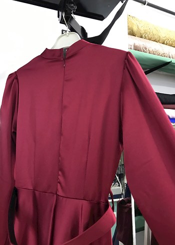 Bordo Parlak Uzun Kol V Yaka Kemerli ABİYE ELBİSE - Görsel 4