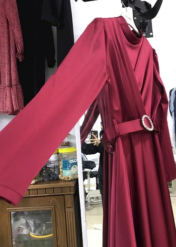 Bordo Parlak Uzun Kol V Yaka Kemerli ABİYE ELBİSE - Görsel 3