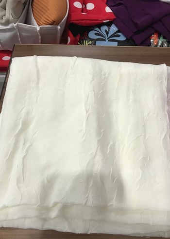 Beyaz ve Pembe Dökümlü Kadın Şal - Görsel 4