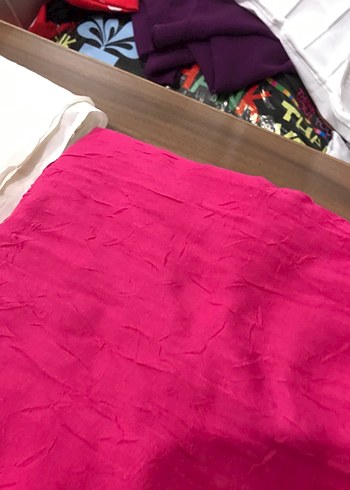 Beyaz ve Pembe Dökümlü Kadın Şal - Görsel 6