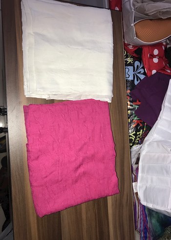 Beyaz ve Pembe Dökümlü Kadın Şal - Görsel 2