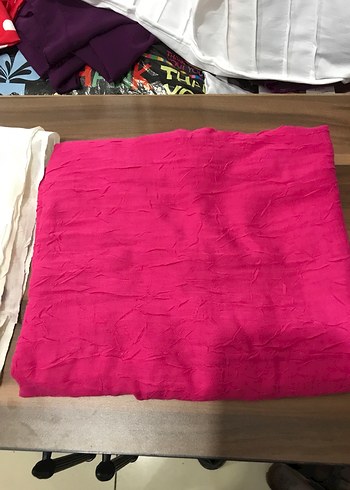 Beyaz ve Pembe Dökümlü Kadın Şal - Görsel 3