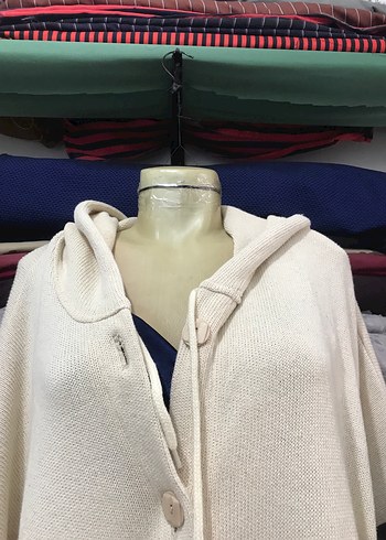 Düğmeli Beyaz Kadın Uzun Abaya Panço - Görsel 5