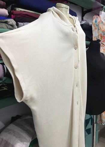 Düğmeli Beyaz Kadın Uzun Abaya Panço - Görsel 2