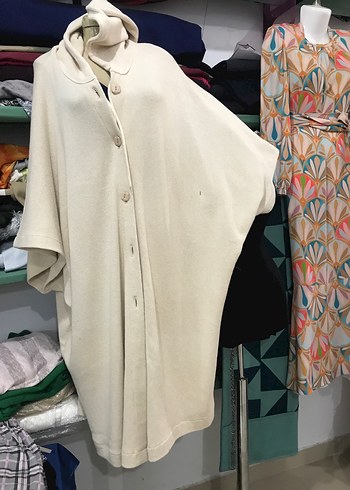 Düğmeli Beyaz Kadın Uzun Abaya Panço - Görsel 6