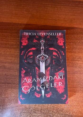 Aramızdaki Gölgeler - Tricia Levenseller