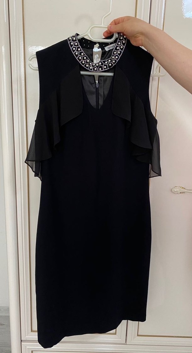 Zincir Detaylı Siyah Mini V Yaka Abiye Elbise - Görsel 3