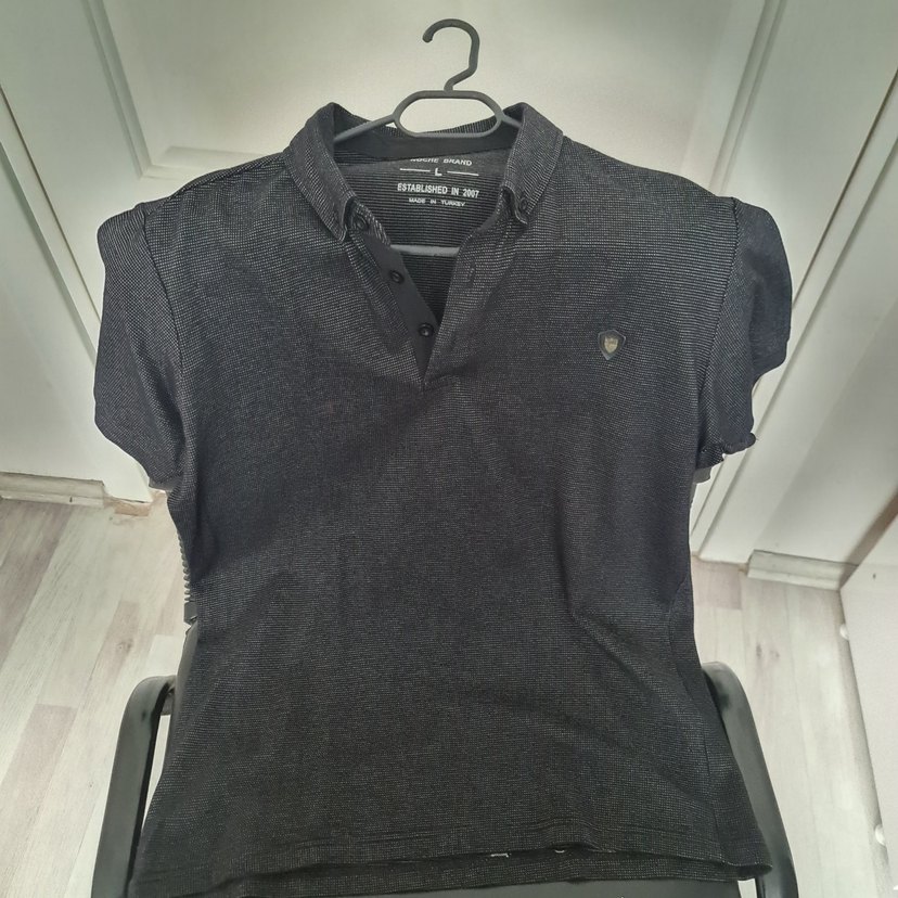Erkek Siyah V Yaka Düğmeli Polo Tişört - Görsel 3