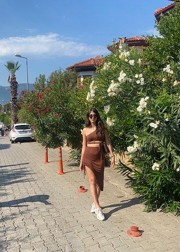 Kahverengi yırtmaçlı takım