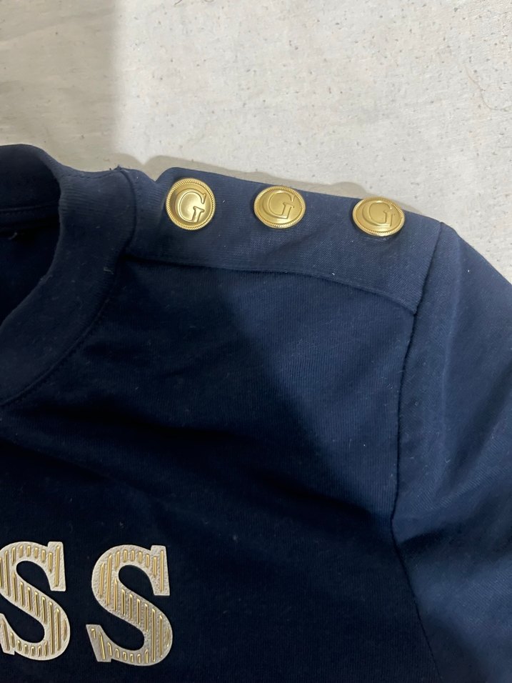 GUESS Altın Düğmeli Kadın Tişört - Görsel 3