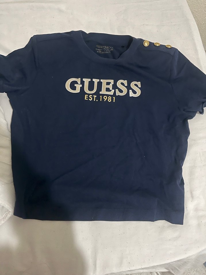 GUESS Altın Düğmeli Kadın Tişört - Görsel 2