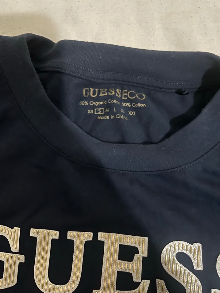 GUESS Altın Düğmeli Kadın Tişört - Görsel 4