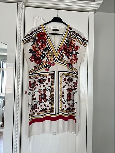 Zara beyaz üzerine çiçek desenli elbise