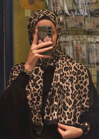 Kahverengi Leopar Desenli Drapeli Kadın Şal - Görsel 2