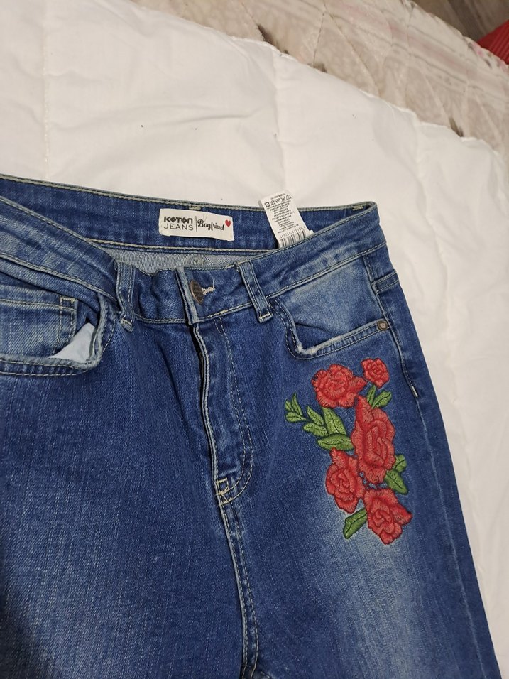 Nakışlı ve Yırtık Detaylı Mavi Kadın Kot Pantolon koton - Görsel 2