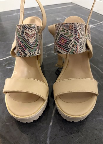 39-40 Numara Uyumlu Bej Desenli Dolgu Topuklu Kadın Sandalet