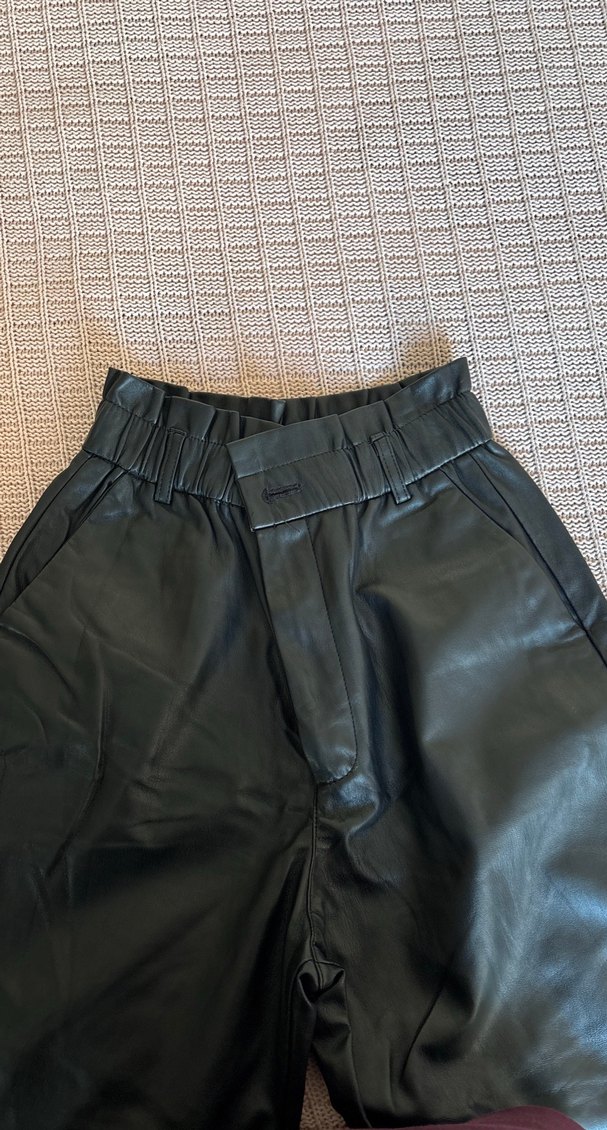 Kadın Siyah Deri Kemerli Rahat Kesim Pantolon - Görsel 2