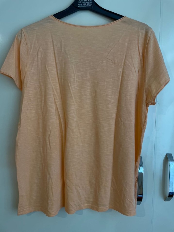 Bej V Yaka Kısa Kollu Kadın Tişört - Görsel 2