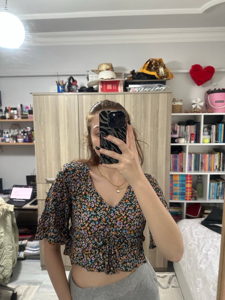 Düğmeli V Yaka Gri Mini Bluz - Görsel 2