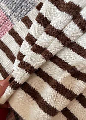 V Yaka Çizgili Beyaz Kahverengi desenli Örgü Kazak - Görsel 2