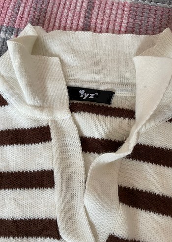 V Yaka Çizgili Beyaz Kahverengi desenli Örgü Kazak - Görsel 3