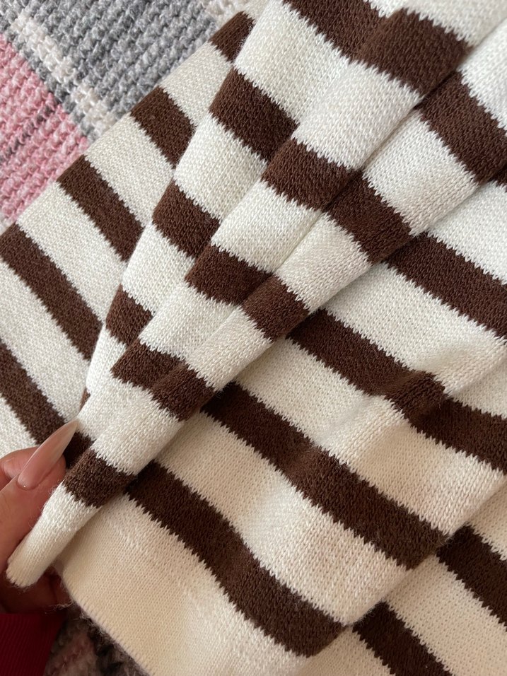 V Yaka Çizgili Beyaz Kahverengi desenli Örgü Kazak - Görsel 2