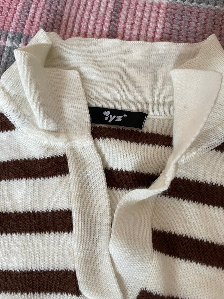V Yaka Çizgili Beyaz Kahverengi desenli Örgü Kazak - Görsel 3