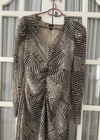 V Yaka Drapeli Zebra Desenli Simli İpli Uzun Elbise - Görsel 5