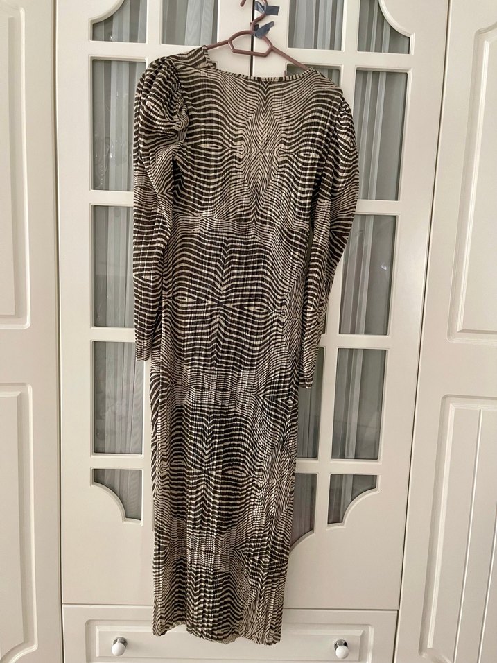 V Yaka Drapeli Zebra Desenli Simli İpli Uzun Elbise - Görsel 3