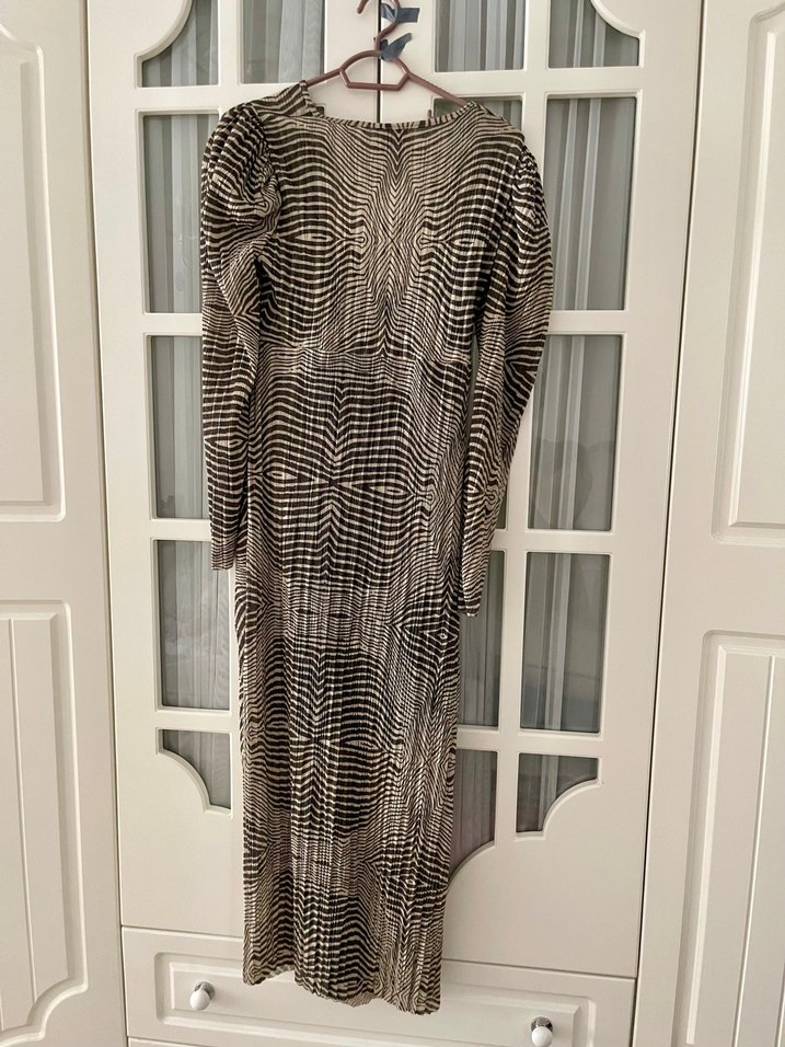 V Yaka Drapeli Zebra Desenli Simli İpli Uzun Elbise - Görsel 4