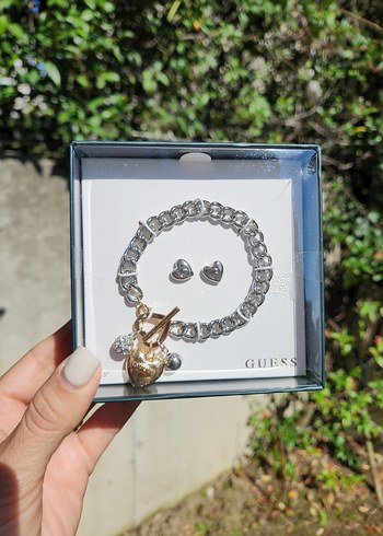 Guess Zincir Detaylı Gri Bileklik ve Küpe Seti